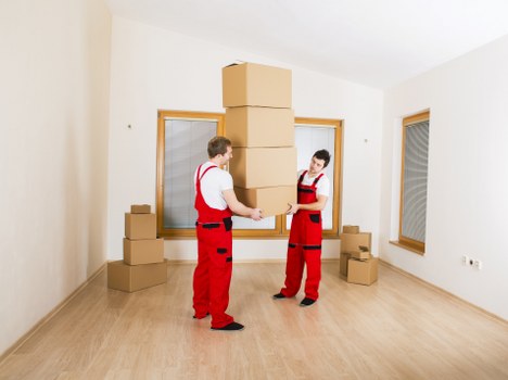 Supervisor reviewing safety procedures during a removals job